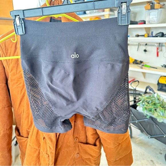 Alo Seamless High-Waist Limitless Open Air Short size xs - Picture 5 of 5